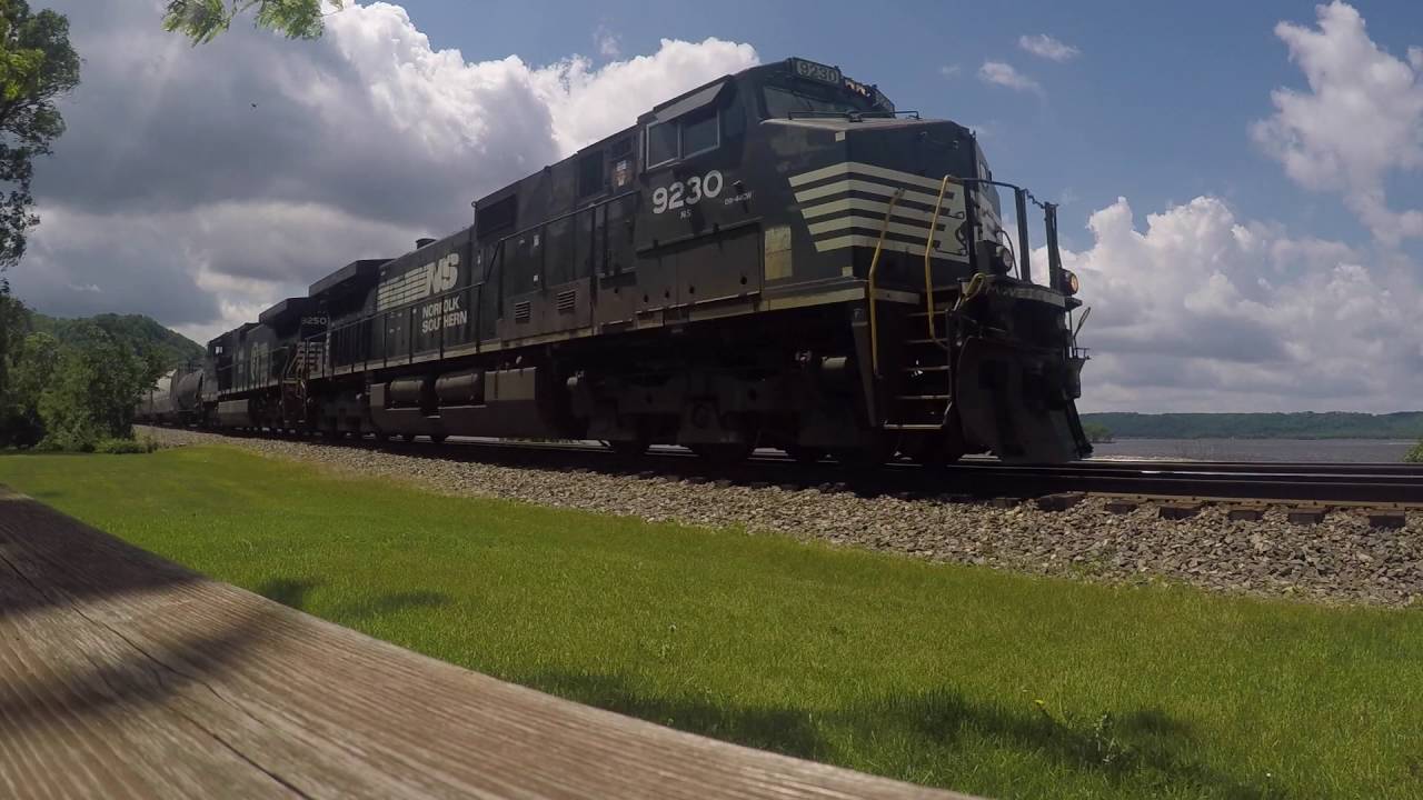 Trains in Lynxville, WI