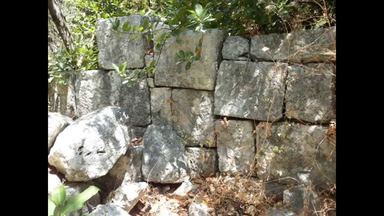חורבת דנעילה ליד גרנות על כביש הצפון (בגליל העליון)