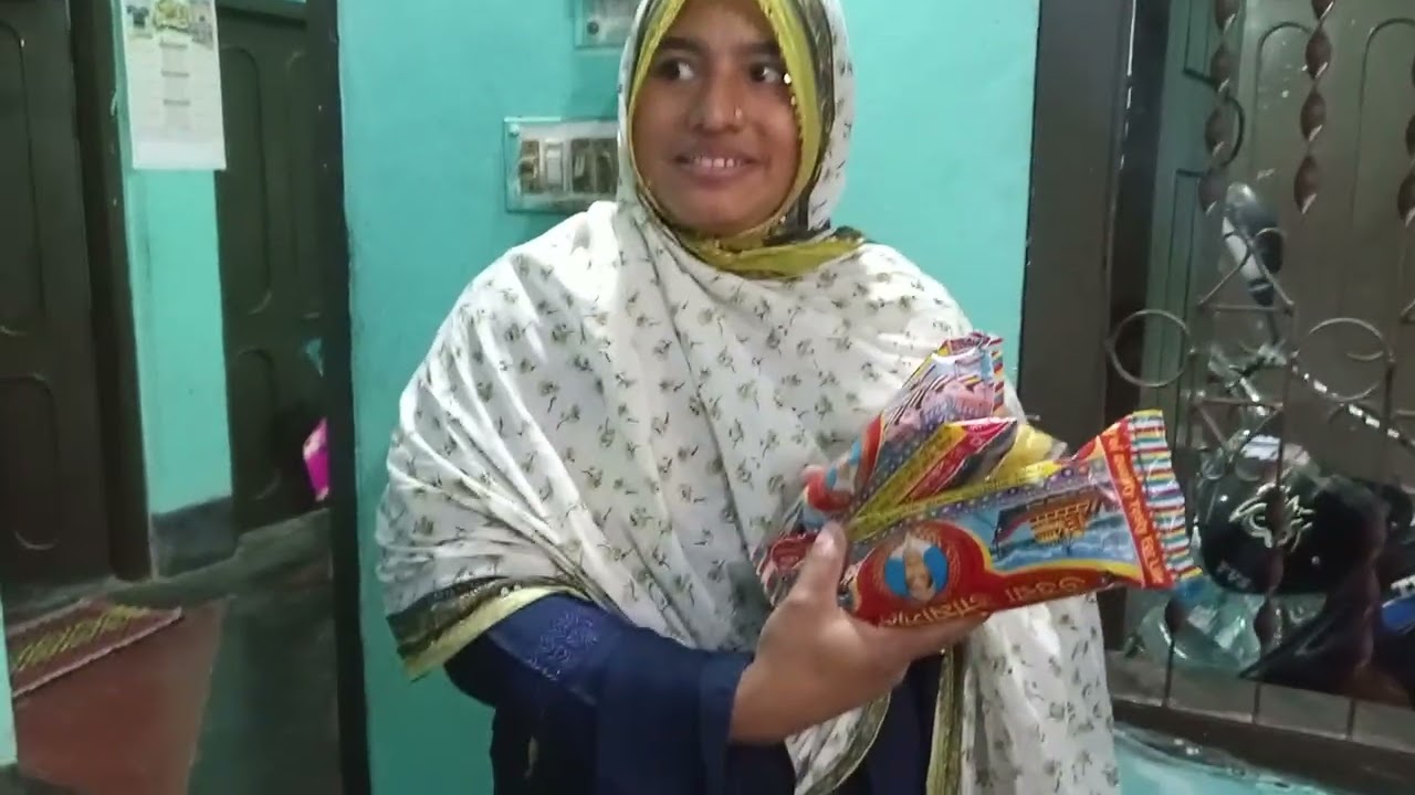 স্টাফেদের মাঝে ঈদ উপহার দিচ্ছেন কর্মকর্তা 