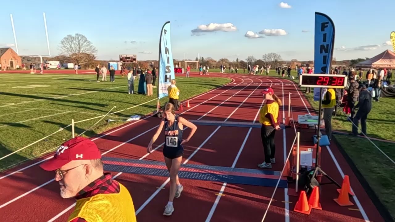 Гонка среди девушек на чемпионате NEPSTA Division 1 XC, Уотертаун, Коннектикут, 8 ноября 2025 г.