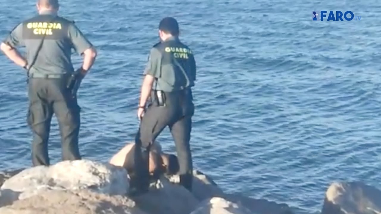 Entran tres inmigrantes a nado en Melilla