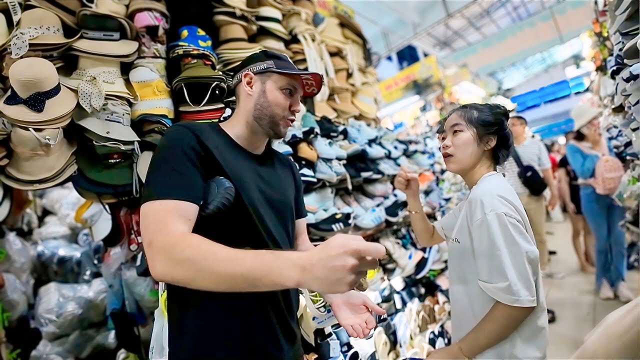 Crazy Vietnam Girl Punches Me in Da Nang Fake Market! 🇻🇳