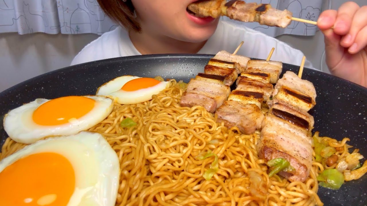 【ASMR/咀嚼音】ペヤング大盛りと豚串を頂く🙏🏻✨#porkskewers #friednoodles #eggs #sweets
