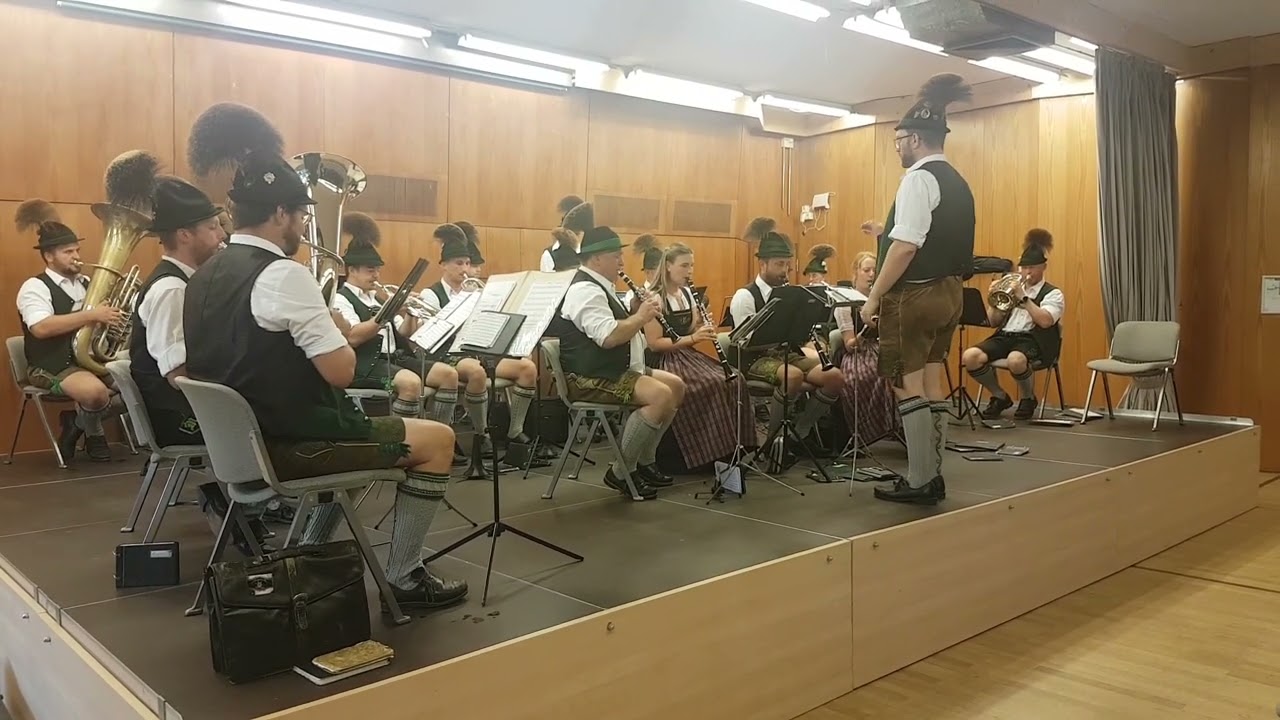 Musikkapelle Aufham 2023 in Bayerisch Gmain spielt den Walzer 