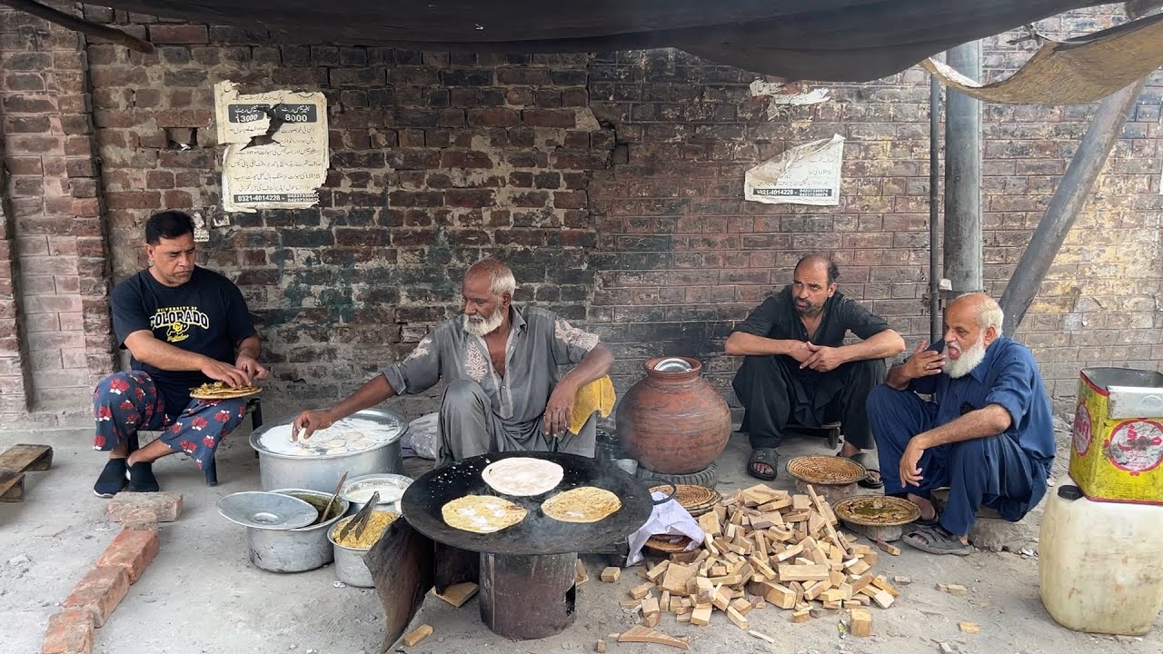 DESI CHEAPEST SAAG PARATHA IN LAHORE | STREET FOOD DESI NASHTA | ALOO  PARATHA