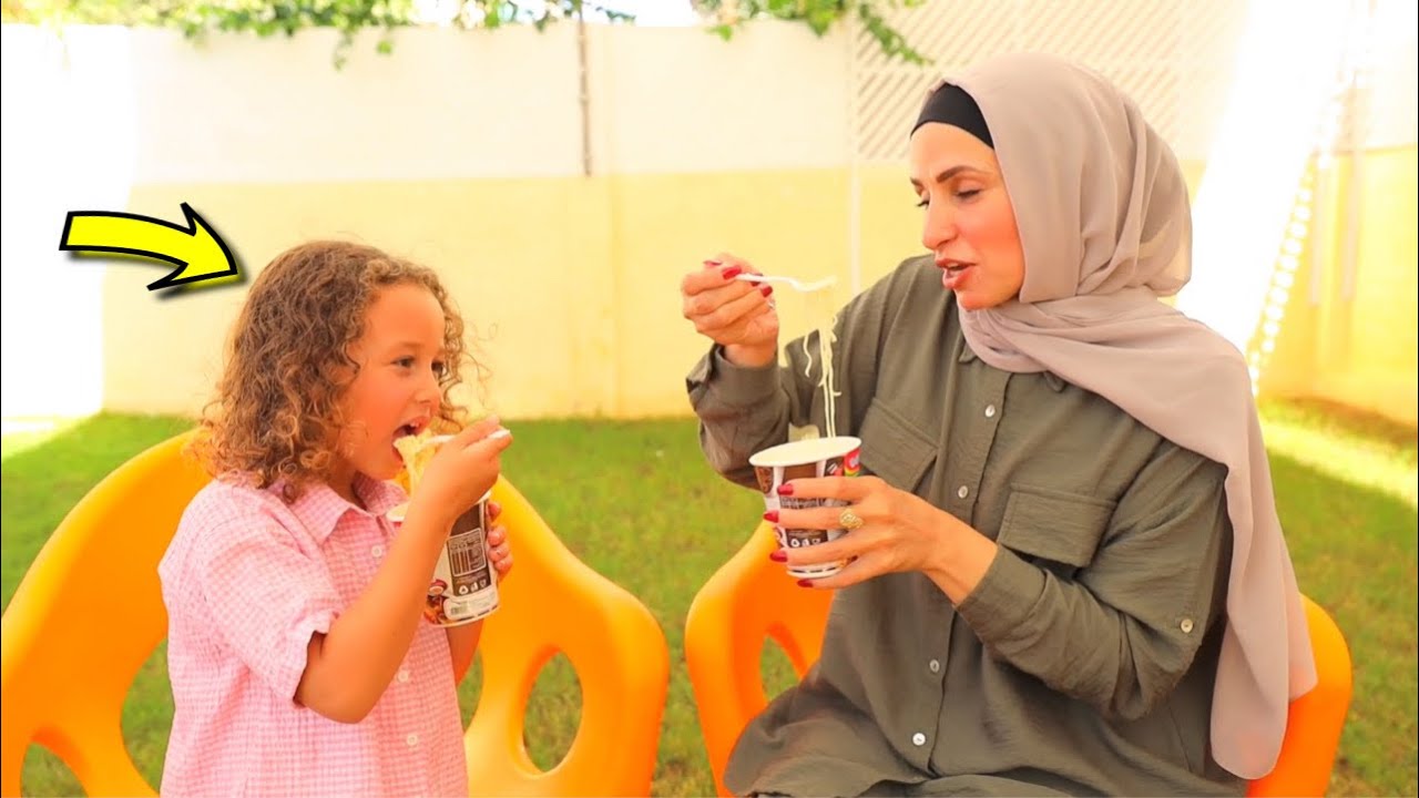 بنت صغيرة تبيع اندومي - شوف حصل اية !!