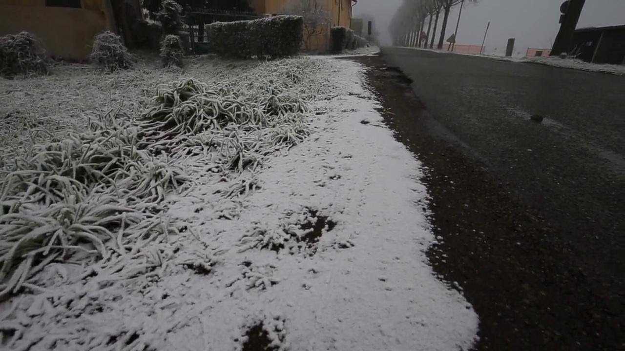 Sannazzaro si sveglia innevata ma è l'acqua delle caldaie Eni