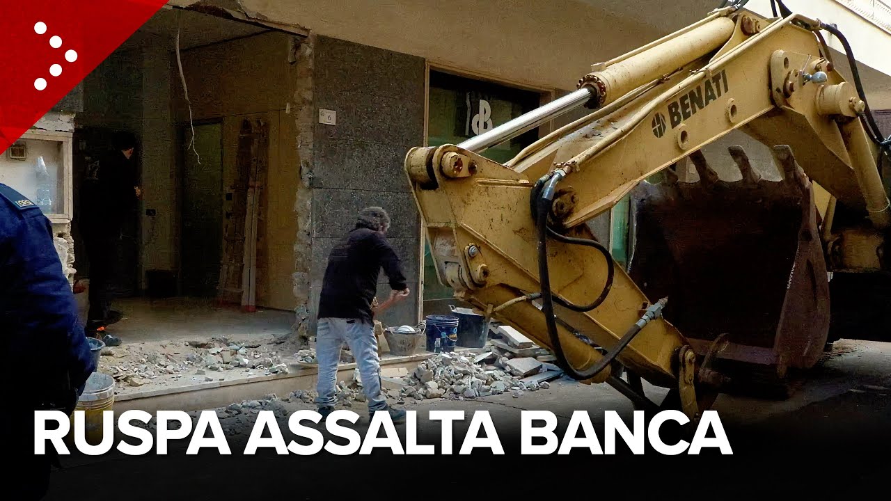 Assalto a una banca con escavatore a Marcianise (Caserta): danni ingenti alla struttura
