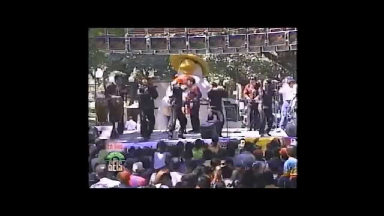 La Chica de Lentes  -LA MODA-  Musica Tropical