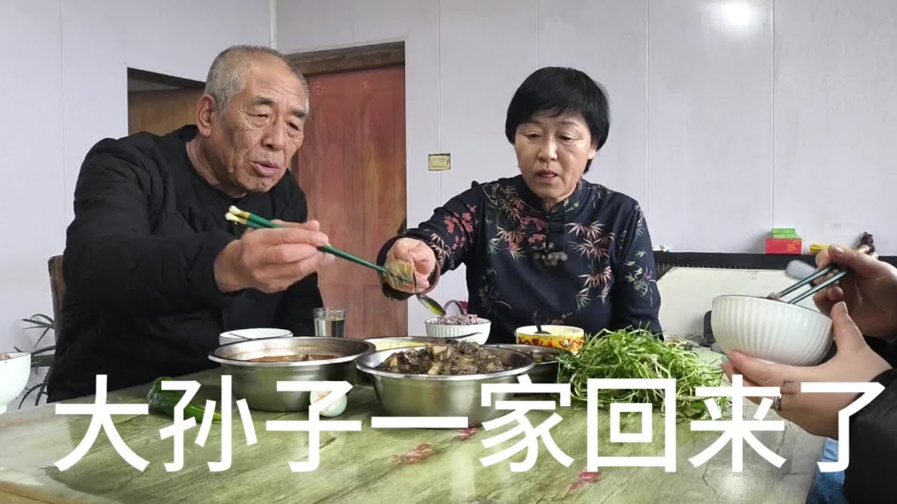 晚餐吃剩牛肉，茄子酱，婆婆丁蘸酱，挺好。
