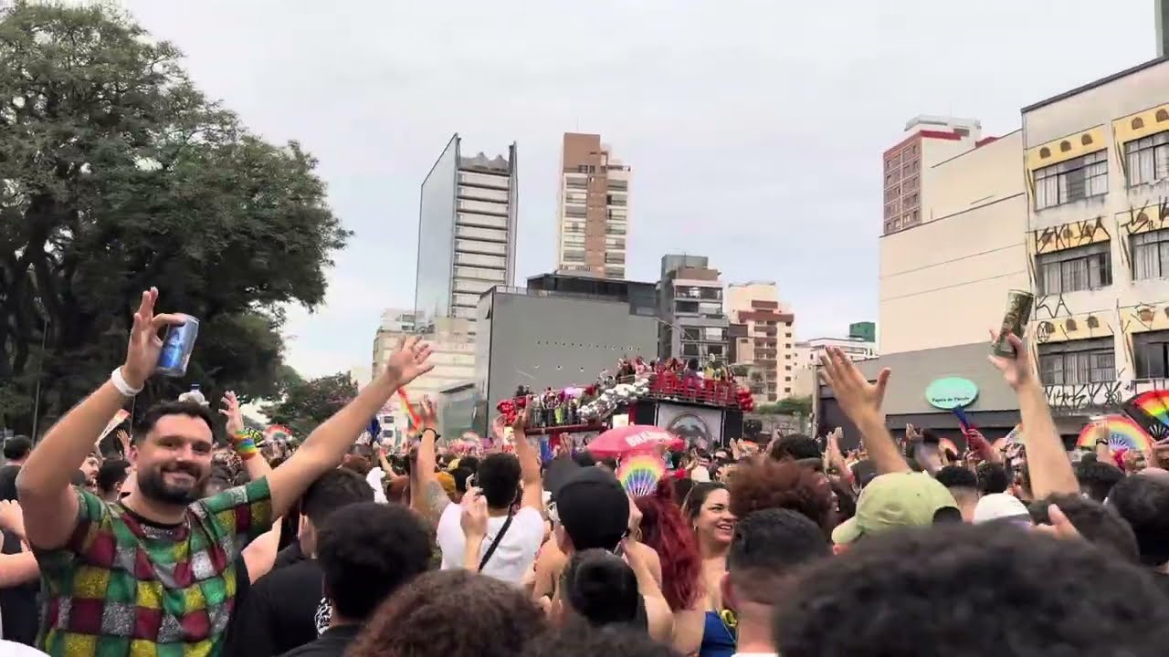 Ludmilla pequena Eva na parada lgbt 2025 Sp trio demolidor