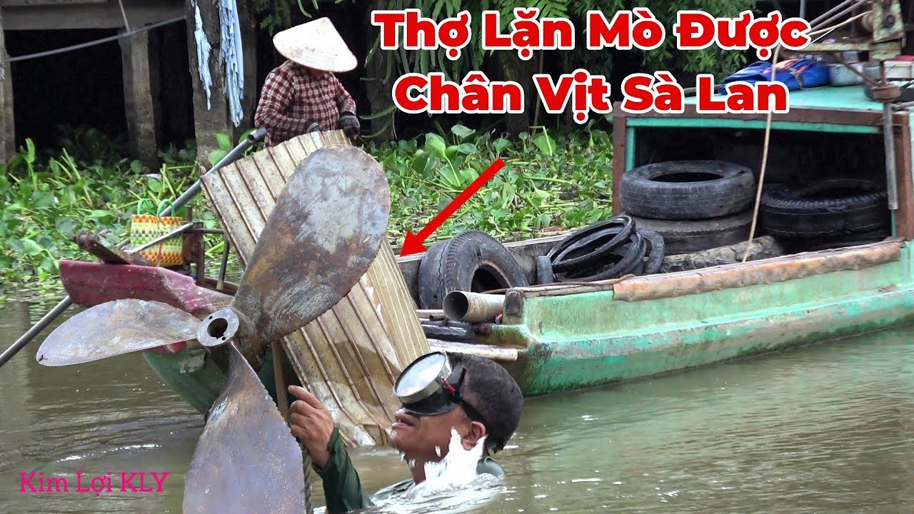 Quá Hên Cho Thợ Lặn Mò Đồ Dưới Lòng Sông Mò Được Chân Vịt Sà Lan.