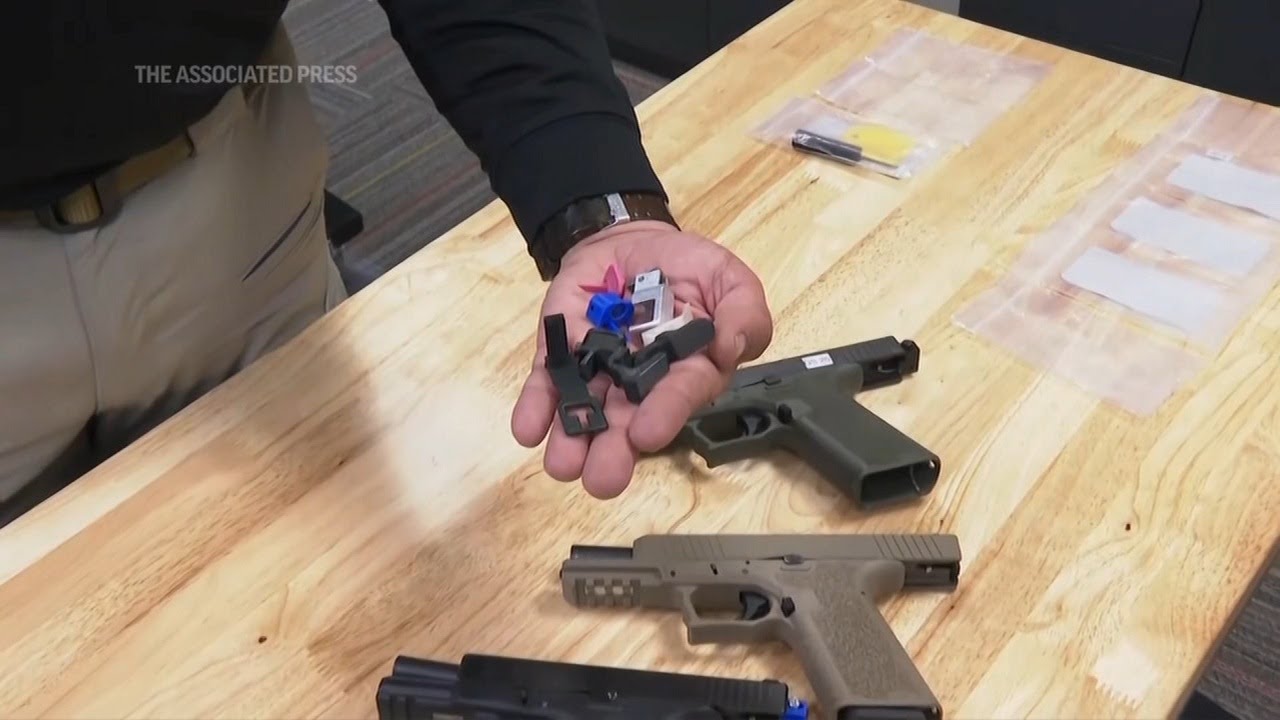 Полиция Луисвилла отмечает рост числа нелегальных пистолетов Glock на улицах города и выступает з...