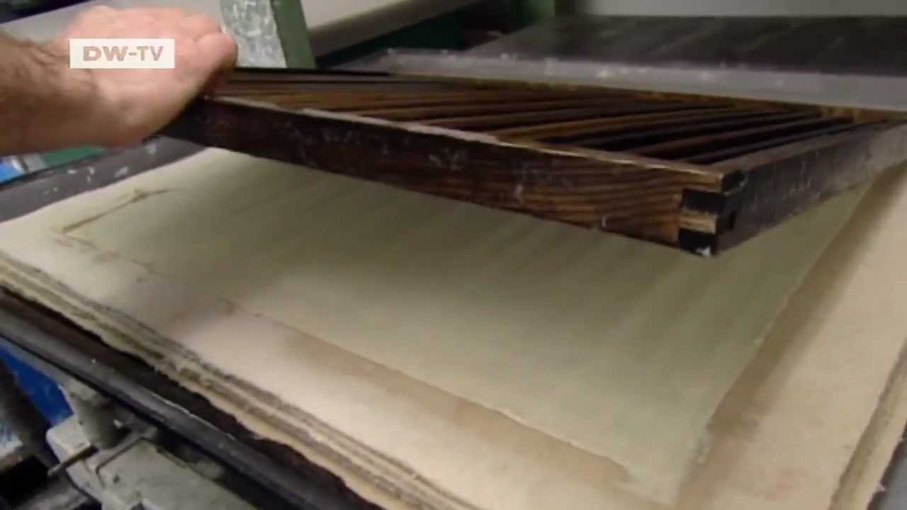 Altes Handwerk: Papierschöpfen | euromaxx