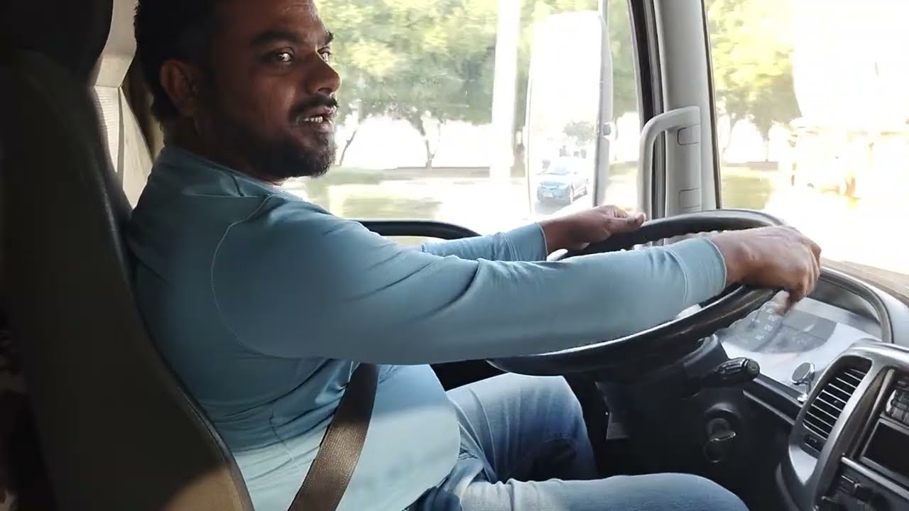 कतर में भी इंडिया नेपाल के जैसा पेड़ वगैरा लगा के रखते हैं रोड के साइड में जो देखने के लिए बहुत ही 