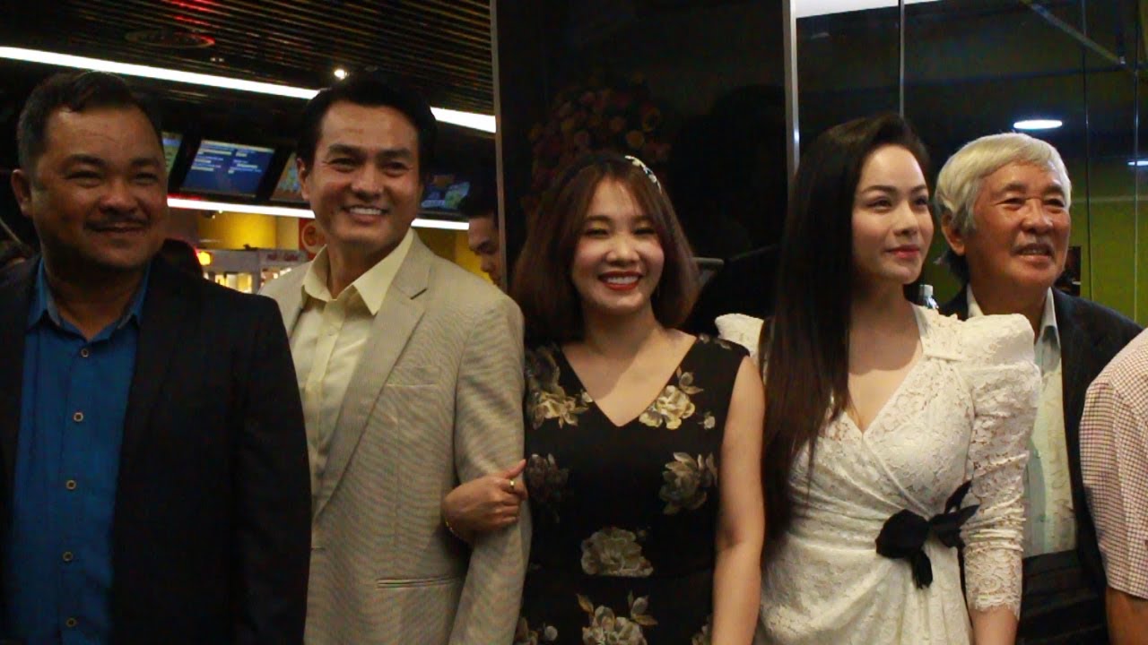 Nhật Kim Anh nựng má Cao Minh Đạt dù nam diễn viên đi họp báo Vua bánh mì cùng vợ| Thám tử showbiz