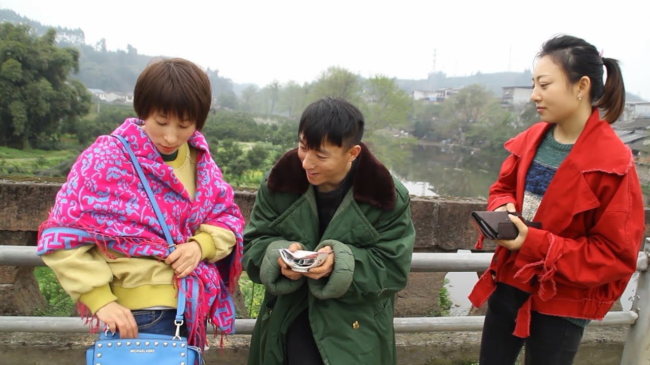 四川方言（Sichuan dialect）：两美女在乞丐面前炫富，结果比乞丐还穷