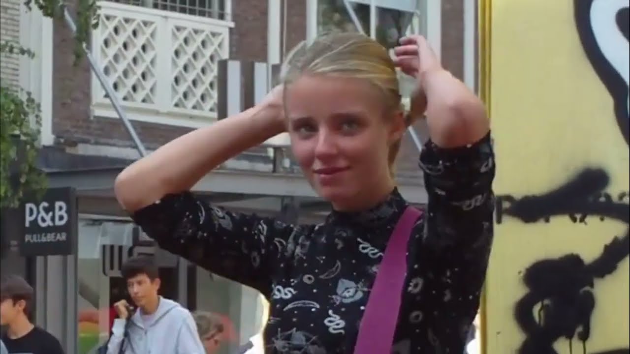 Leuke Straatmuzikante in Eindhoven Zo  28 Aug  2022. Female Busker sings  and plays the guitar.