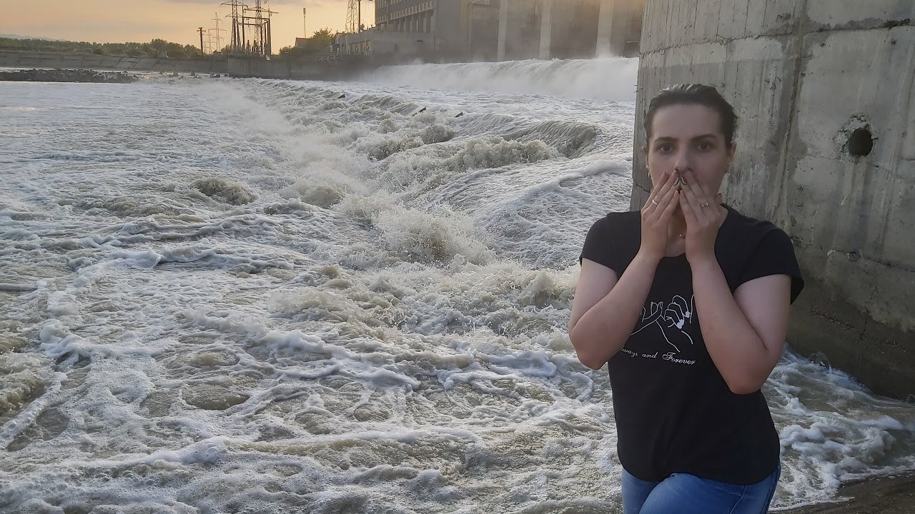 Mai rezista barajul?Mia a sărit în apă 😱
