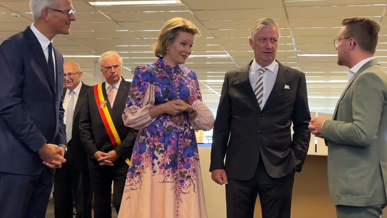 Vorstenpaar bezoekt Roularta: koning Filip haalt eerste exemplaar van KW van de drukpersen (2/3)