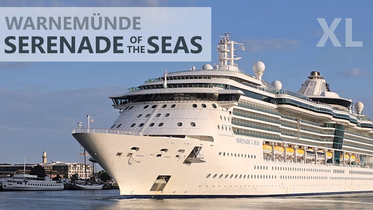 SERENADE OF THE SEAS (Kreuzfahrtschiff) und Frachtschiff in Warnemünde (30.07.2024)