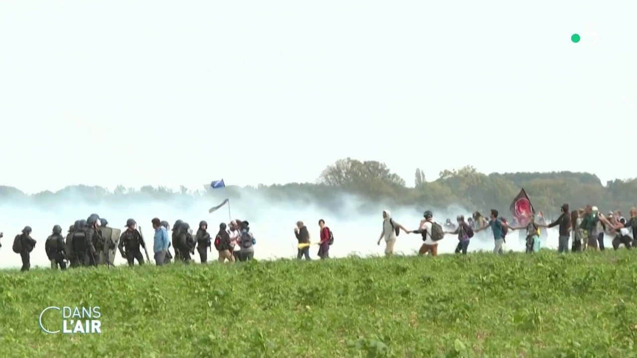 Mégabassine : le gouvernement veut empêcher la création d'une ZAD - Reportage #cdanslair 01.11.2022