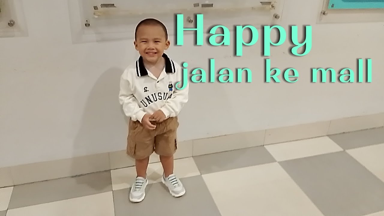 Jalan-jalan ke Mall happy banget ya Nuel bersama papa dan mama.