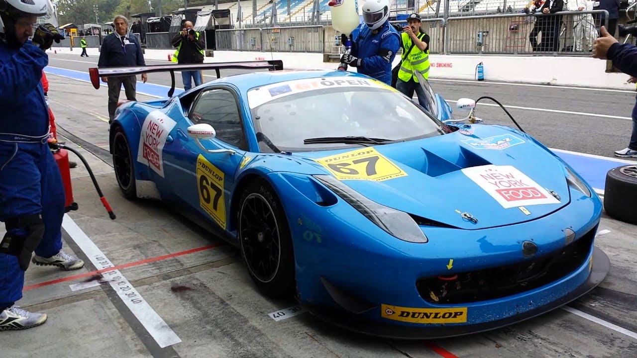 Ferrari 458 Italia GT3 - tyres change and refueling during the endurance race