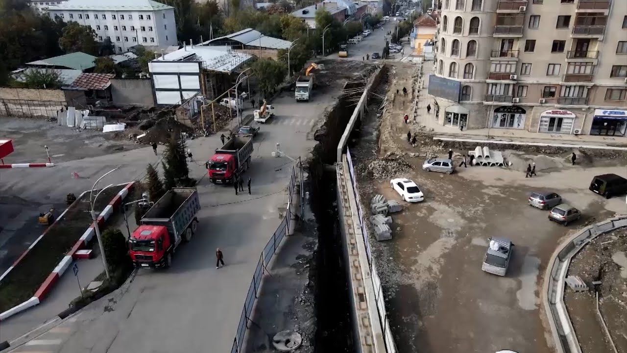 Ош шаарындагы эки деңгелдүү жол өтмөктүн курулушу кечеңдеп, Монуев көчөсүнүн бир тарабы жабылды