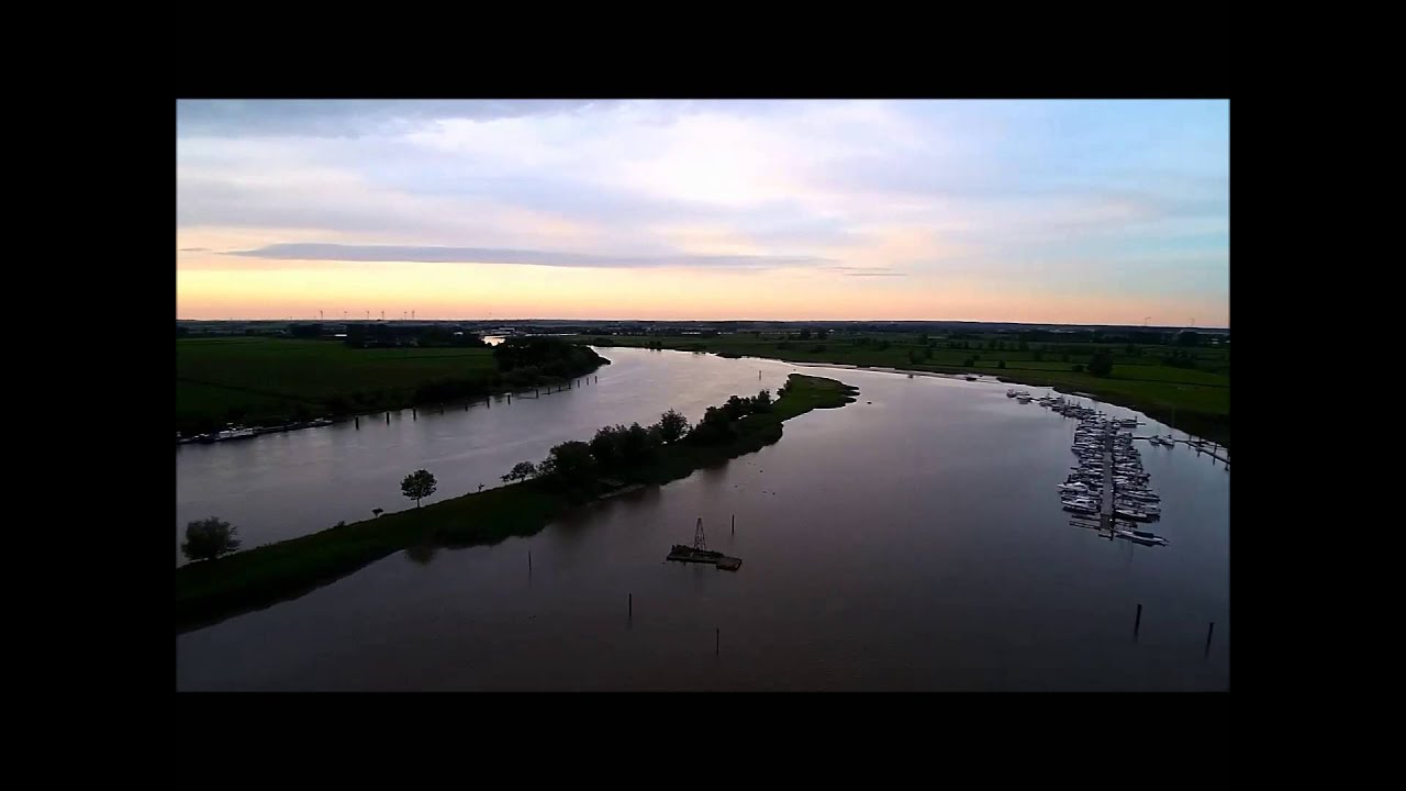 Überflug Störsperrwerk Elbe altes Schiffswrack und Yachthafen Borsfleth mit Quadcopter