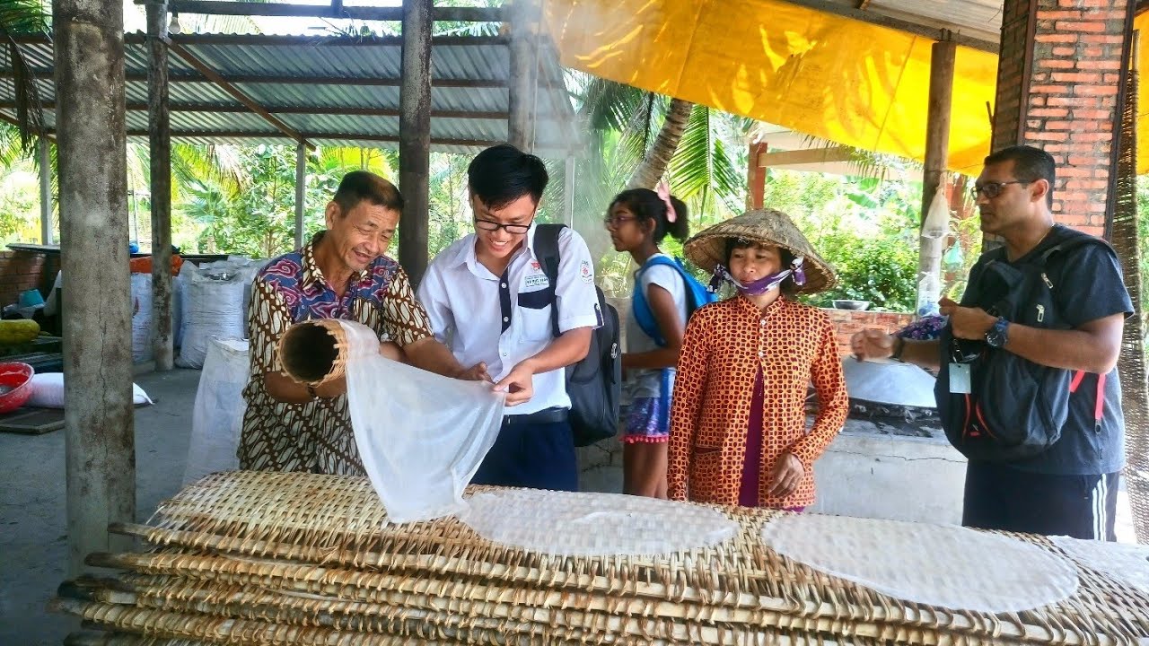 Du Lịch Miền Tây thăm quan Lò Kẹo Dừa Chợ Nổi Cái Răng.