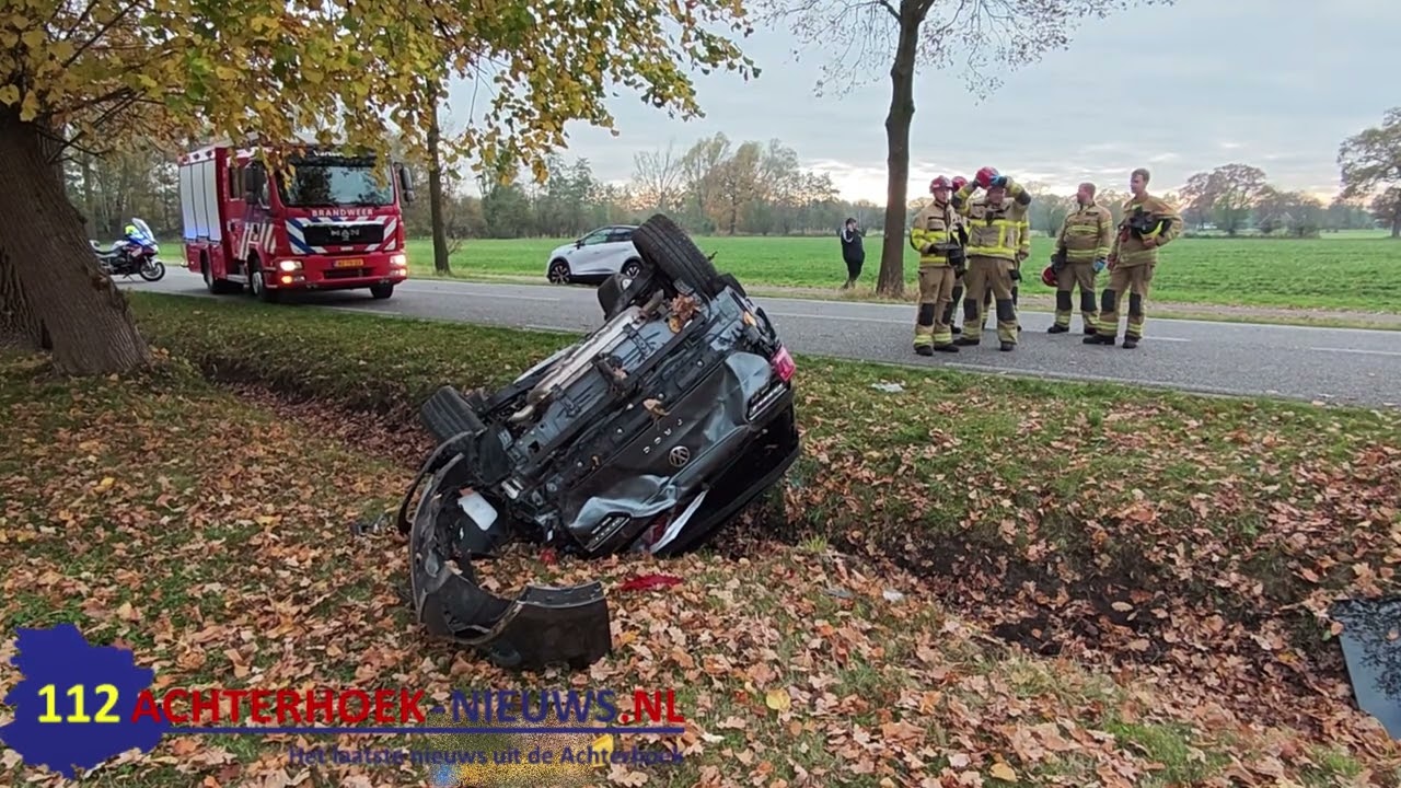 Auto op de kop in sloot langs Varsseveldseweg bij Halle