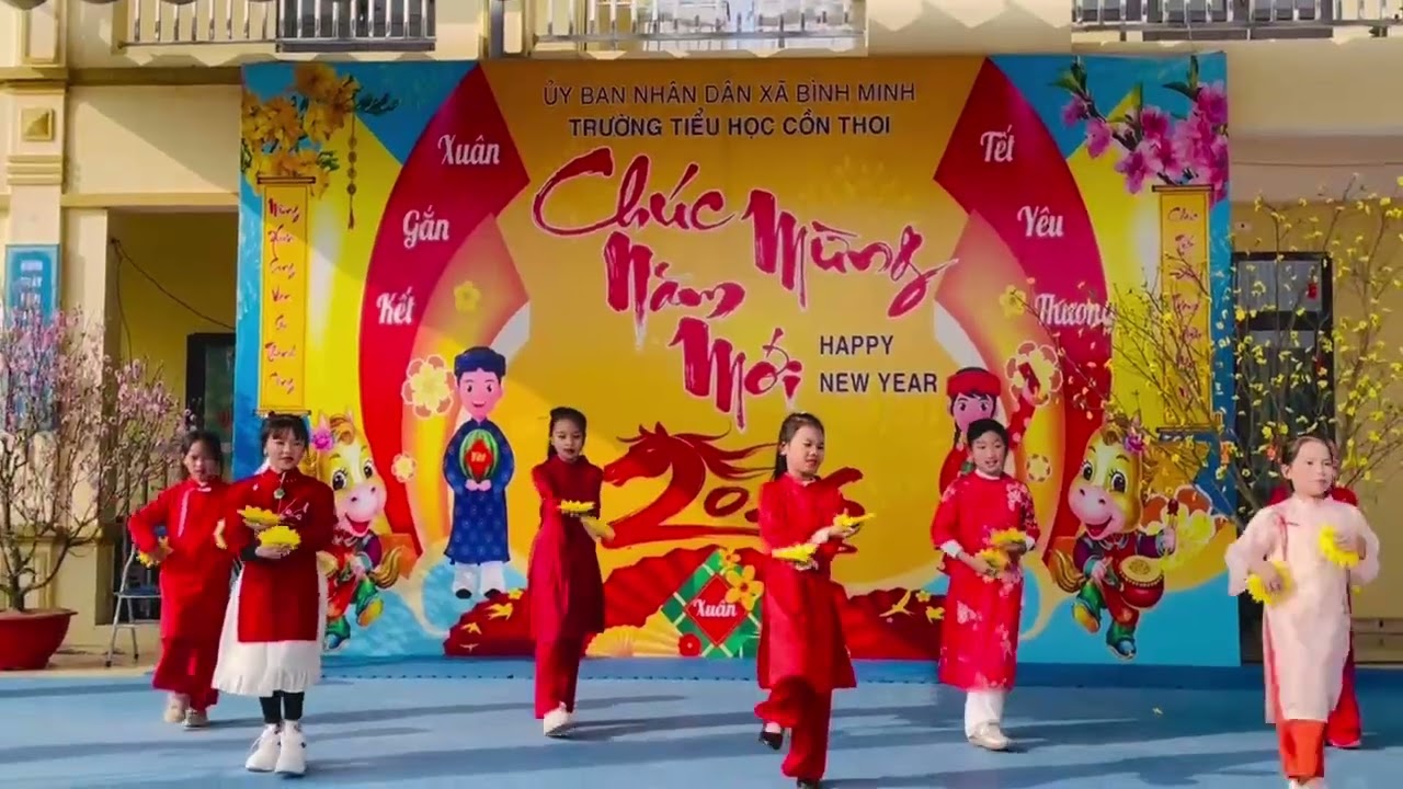 Ngày xuân lòng phụng sum vầy