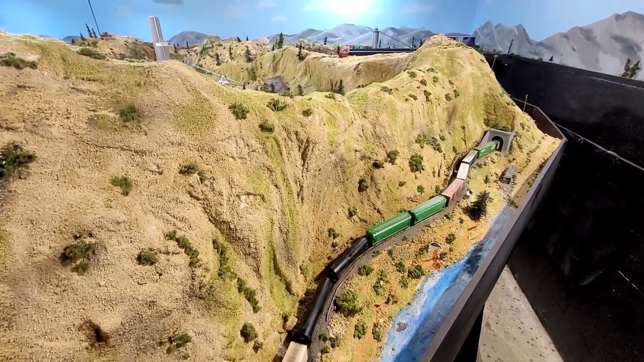 Tehachapi loop, Caliente, Cable, Monolith, Bealville and Rosamond on 4HCDs in N scale