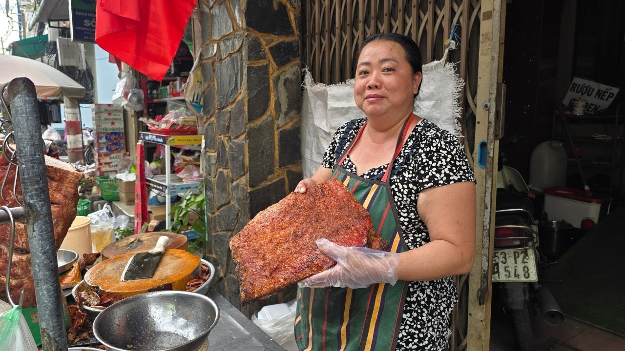 Chị Chép đao phủ ở Sài Gòn trổ tài chặt heo quay da giòn, khách đông từ lúc dọn hàng