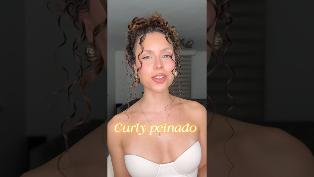 Peinado recogido para cabello rizado