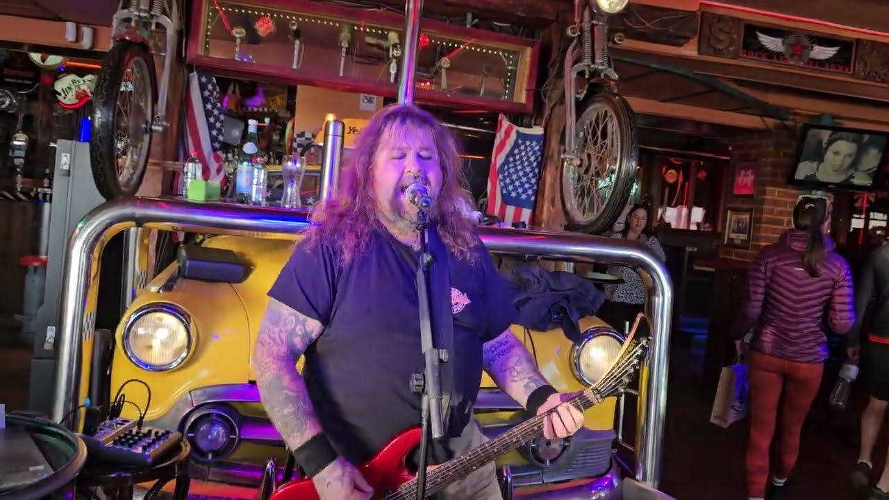 Jonny Hellraizer sings Metallica's 'Enter Sandman' at Heartbreak Rock Bar, Levante Beach, Benidorm 🎸