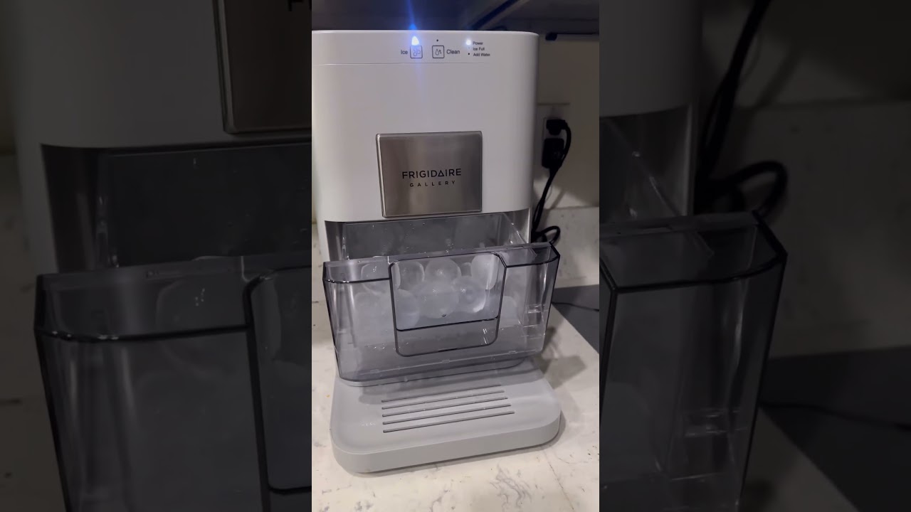 Frigidaire Gallery カウンタートップ アーティザナル 2 インチ スフィア製製氷機のレビュー (Kitchenfoundry.com より)