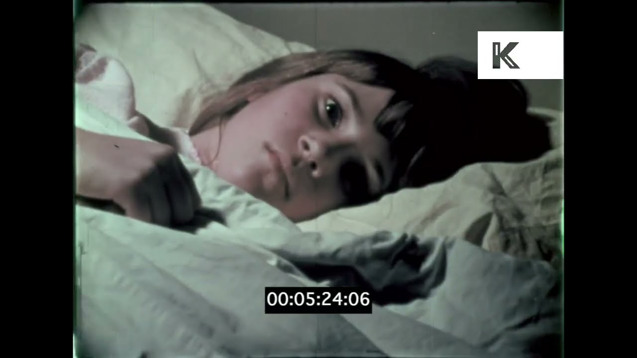 Девочка-подросток 1960-х годов засыпает в спальне.