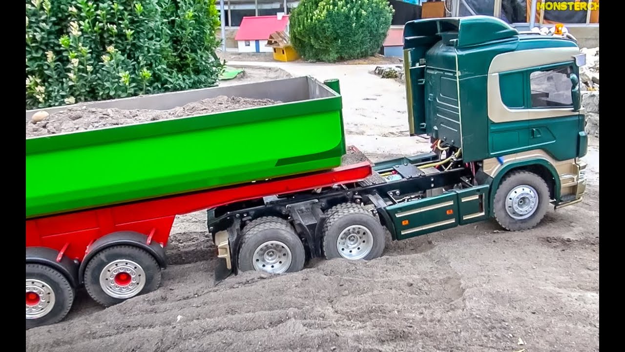 RC truck stuck ACTION! Nice detailed R/C trucks in trouble at RC-Glashaus!