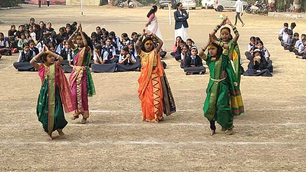 न्यू इंग्लिश स्कूल पिंपळगाव खांब 26 जानेवारी निमित्ताने गोंधळ साजरा करताना विद्यार्थिनी.