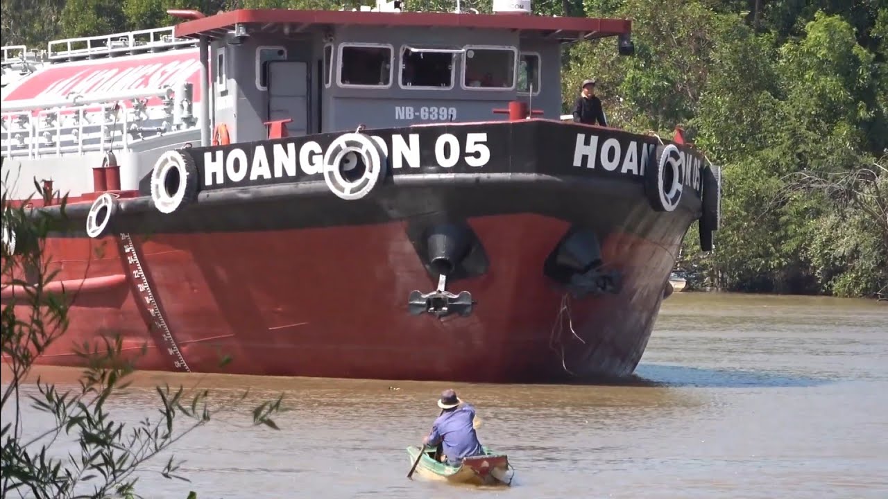Chủ Sà lan lo vì sà lan quá to quá dài sao qua ngã ba đây