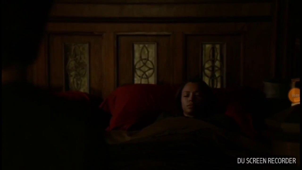 Damon énerve bonnie en parlant D'Elena pour la réveiller 7×21 - The Vampire Diaries FRANÇAIS