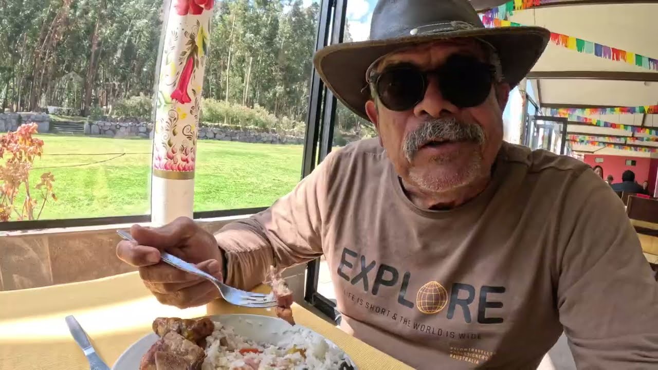 ALMORZANDO SOLO CON MUCHA GENTE