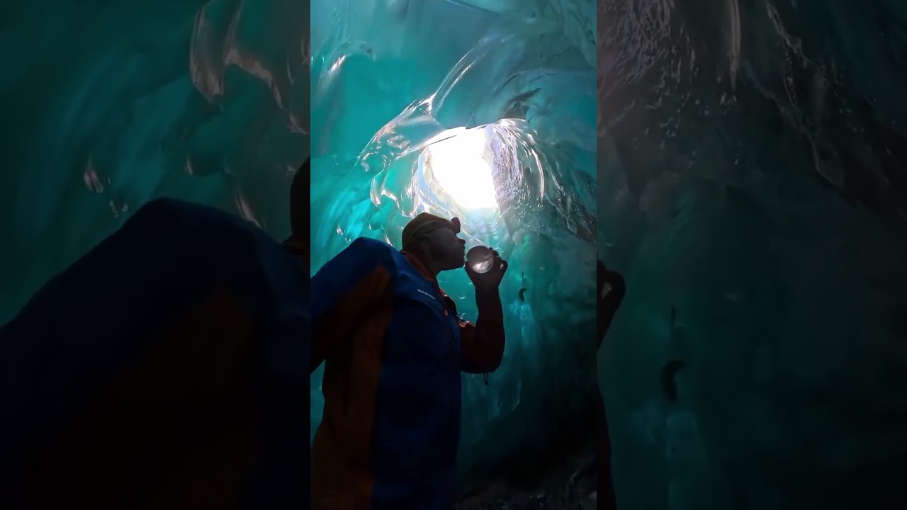 Alaska'da eriyen buzulların oluşturduğu mağaralarda gezen ekip, eriyen buzul suyunu i&ccedil;iyor.
