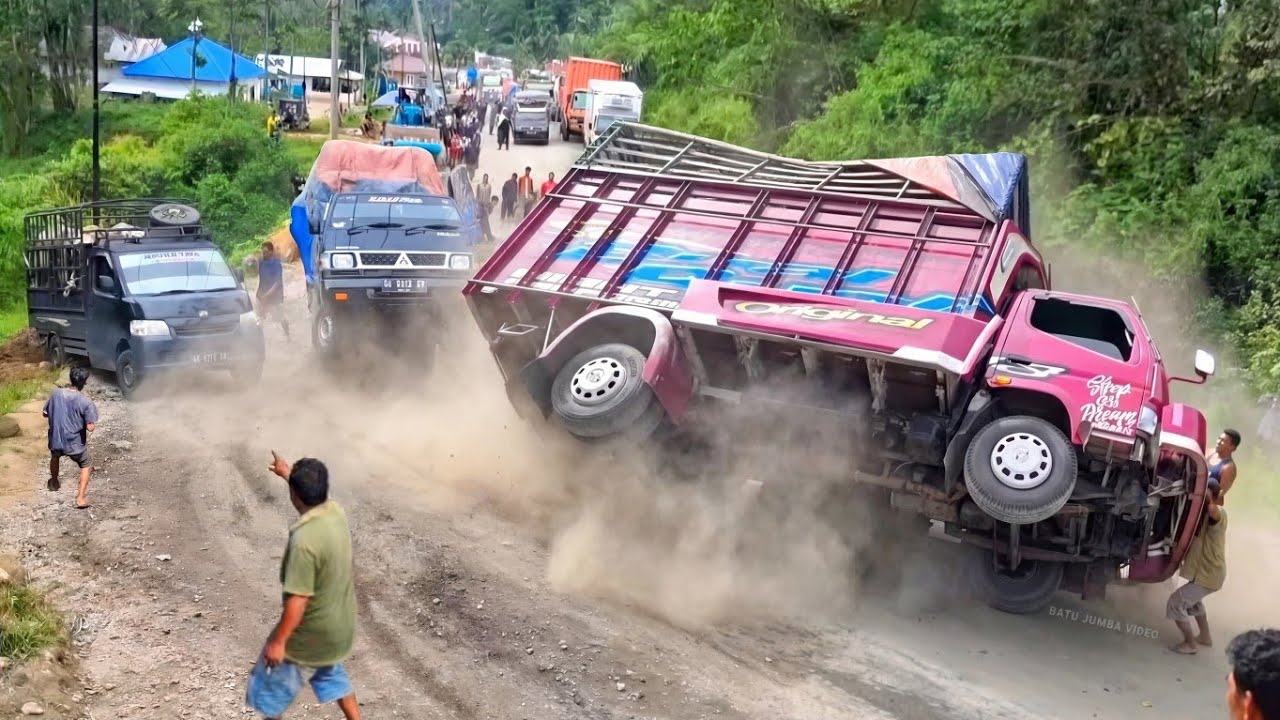 KECELAKAAN TRUK TERBALIK, Mobil Terbalik Dan Mobil Jumping Di Tanjakan
