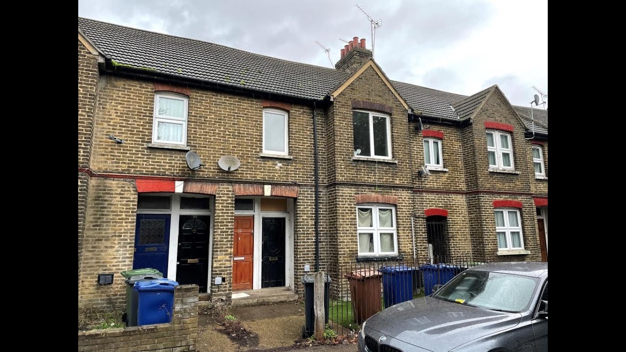 10 Riverview Flats, London Road, Purfleet-on-Thames, Essex, RM19 1SL - March 2023 Auction