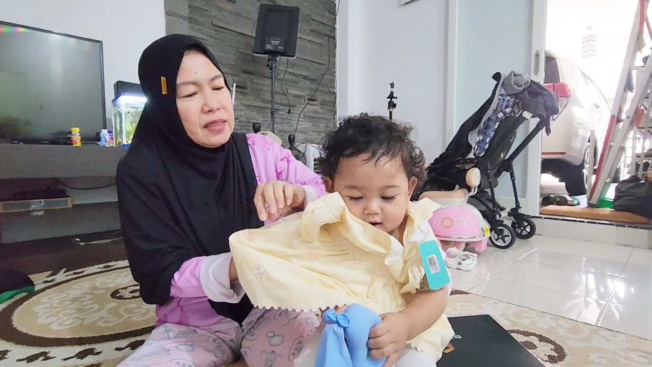 HOREE DEK KAIA SUDAH PUNYA BAJU LEBARAN !! SAYANG SEKALI BAJU YANG BAGUS GAK BISA DIPAKAI