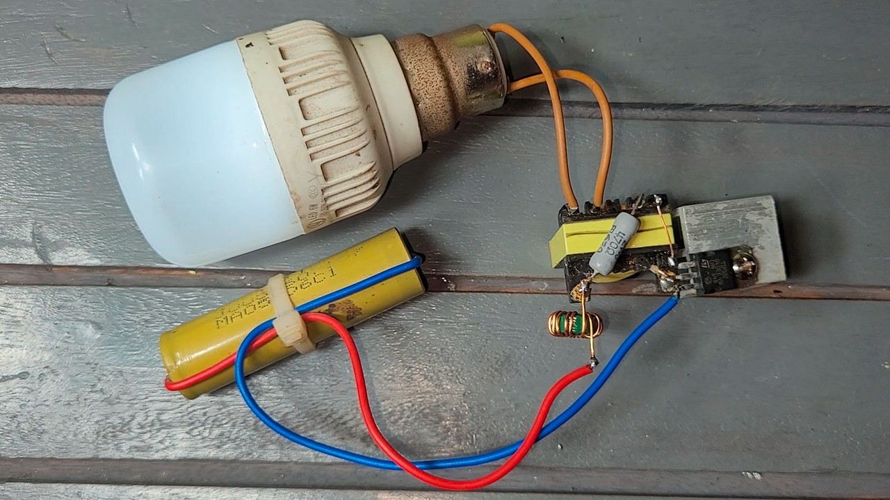 Convertisseur 3.7V DC vers 220V AC MAISON : Allumez vos lampes avec une batterie de laptop usagée !