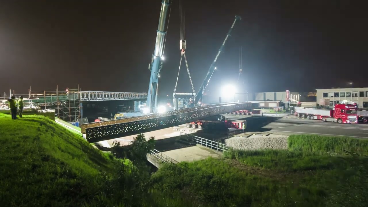 Bekijk hier het inhijsen van de fietsbrug in Mariakerke